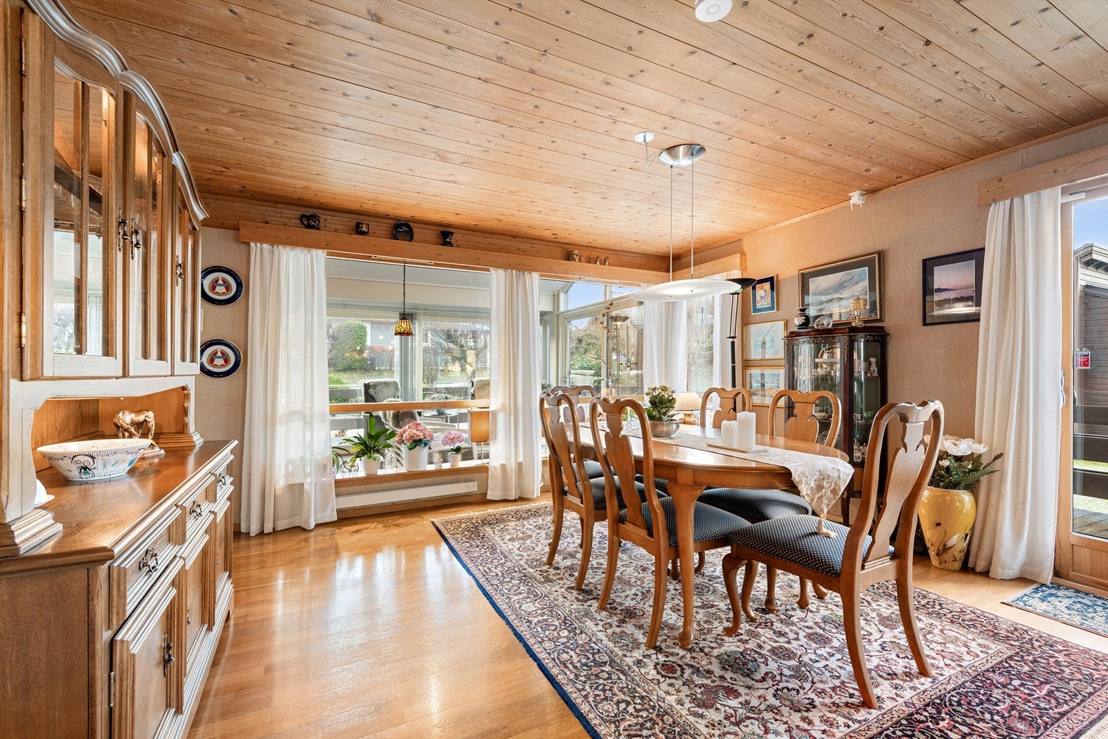 Spisestue med vindu mot syd til hagestue/vinterhage samt dør til terrasse mot vest Galleribilde