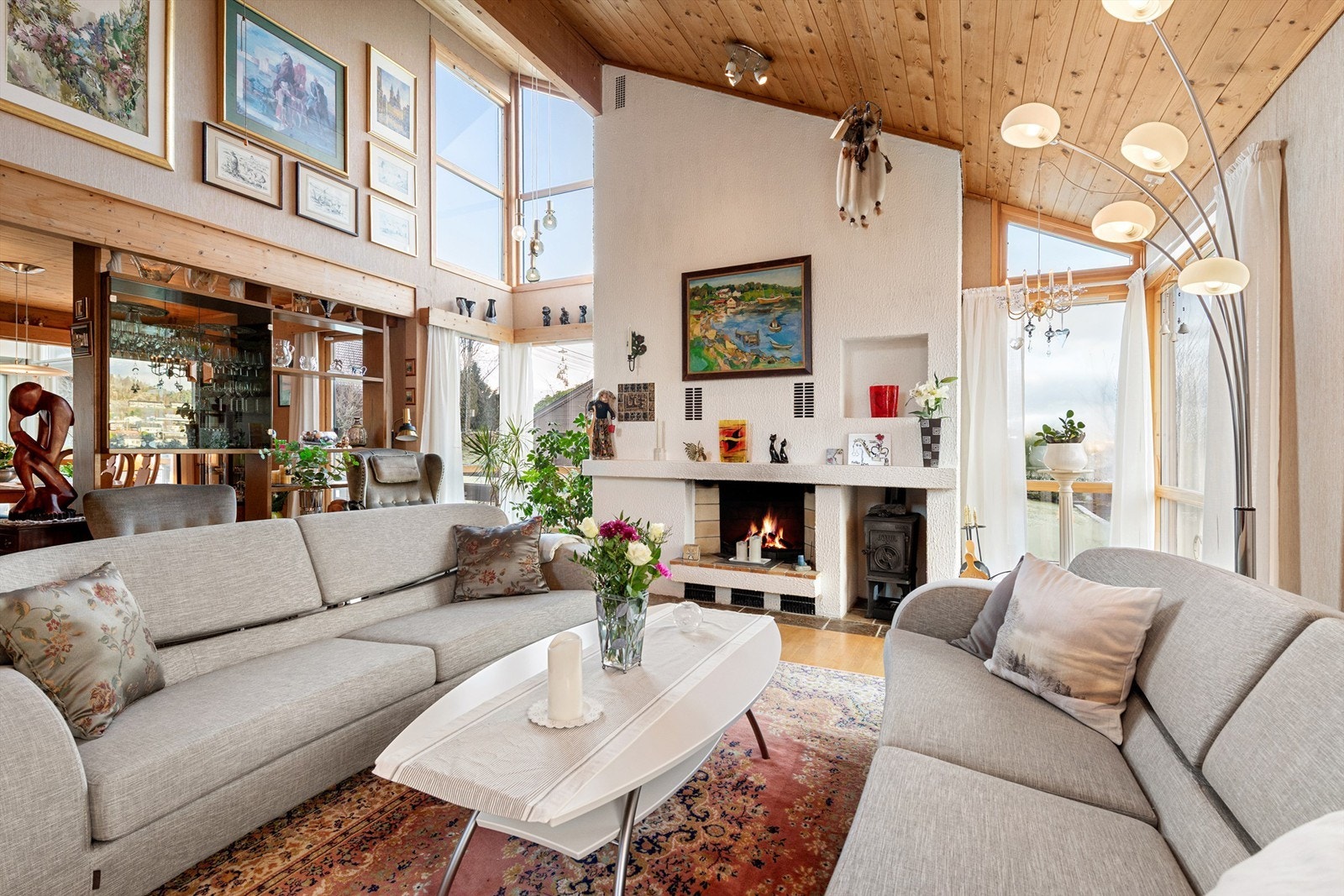 Luftig stue med god takhøyde og skråhimling Galleribilde