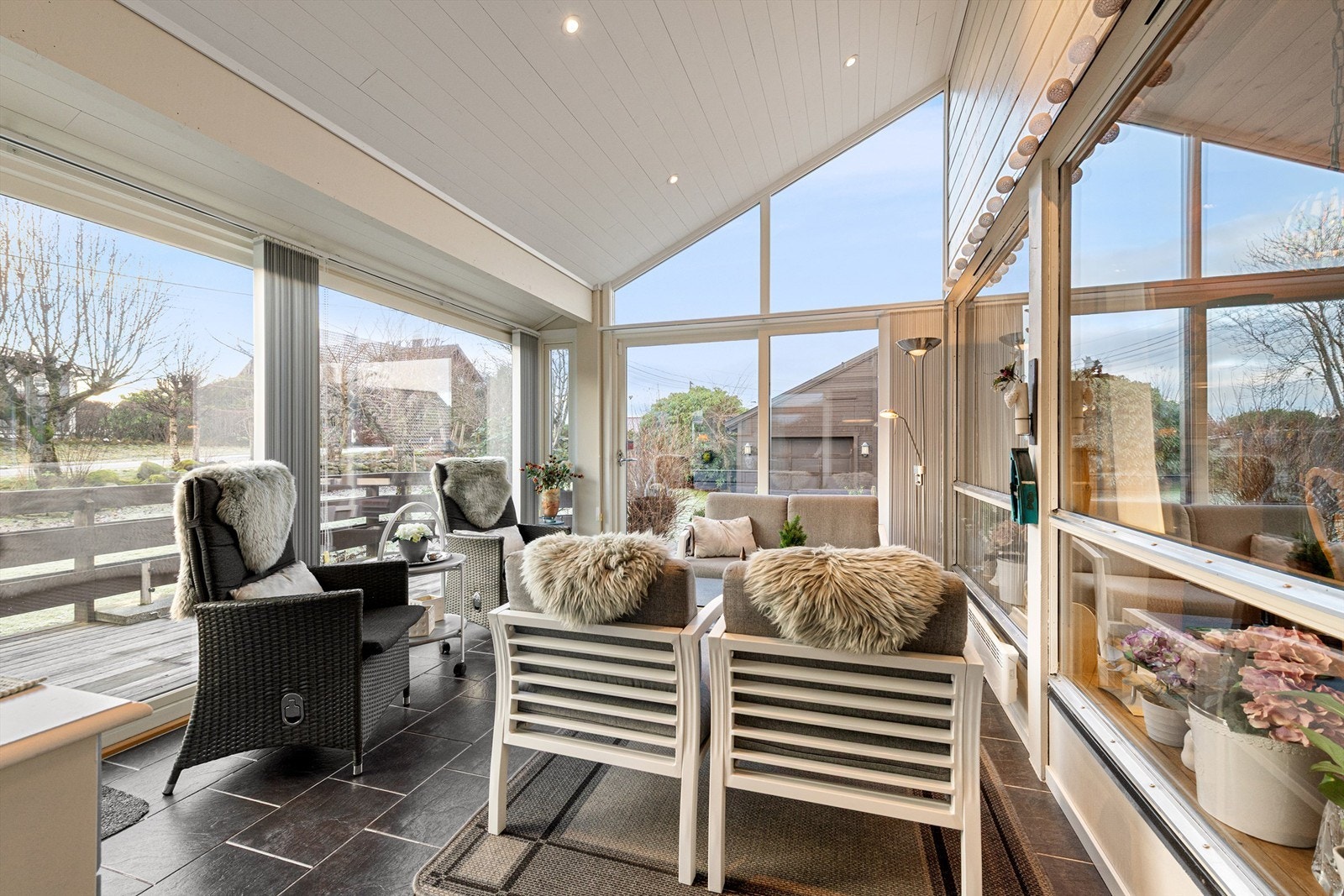 Vinterhage/hagestue som har flislagt gulv, panelte vegger og tak med innfelte spotter. Store vindusflater som gir godt med lysinnslipp. Det er montert lamellgardiner i vinduer. Stor skyvedør mot vest til terrasse og hage Galleribilde