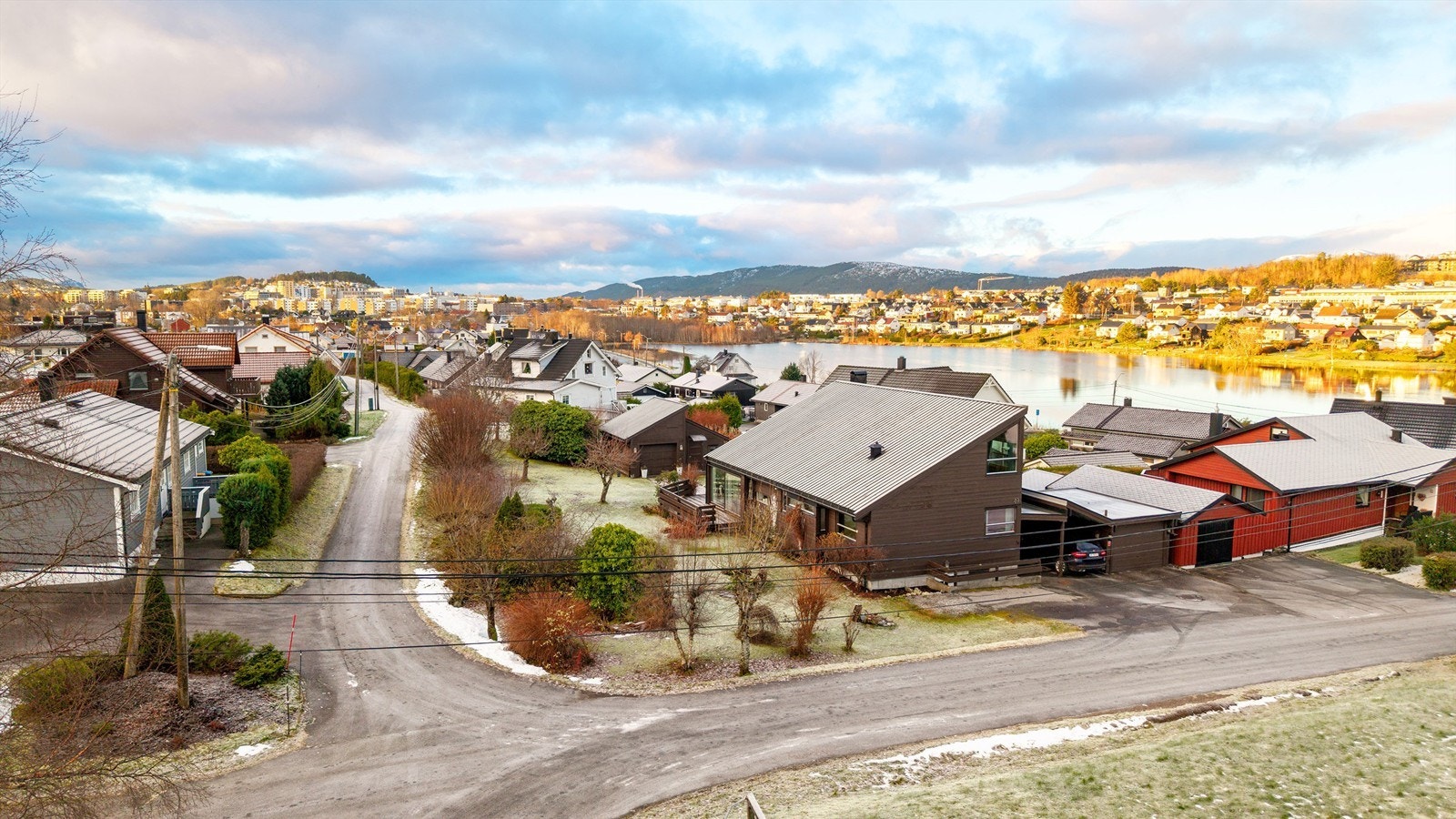 Dronebilde tatt fra øst mot vest.
Til handelssentrummet på Moa, med et av Norges største kjøpesentre er det ca 2 km. Amfi Moa har et bredt utvalg av butikker, serveringssteder, kino m.m. Galleribilde