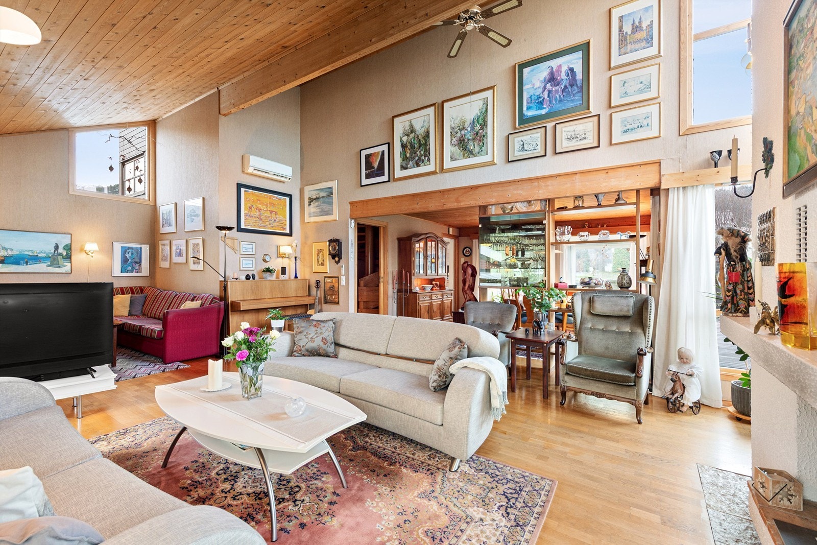 2 stuer med dels åpen løsning og god takhøyde som gir en god romfølelse Galleribilde