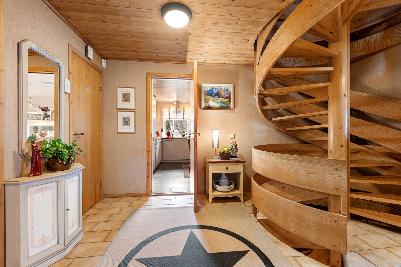Gang/trapperom med flott vindelstrapp mellom etasjene Galleribilde