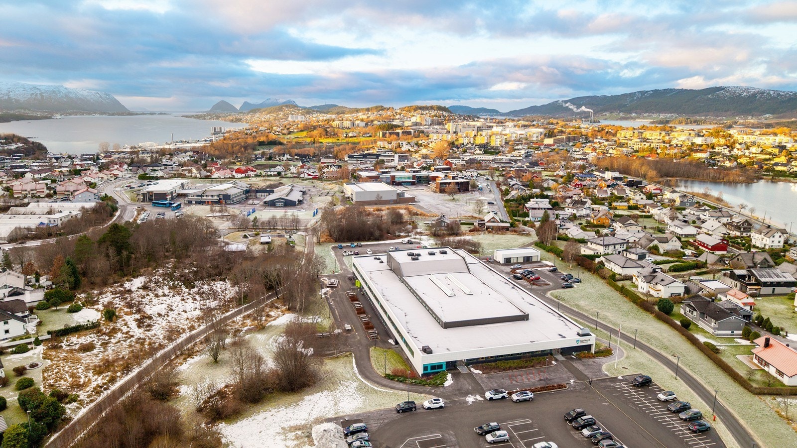 Det er kort vei til det totale skolemiljø - Spjelkavik Vg.skole i fremkant av bilde, Spjelkavik U-skole bak og Spjelkavik barneskole til venstre for ungdomsskolen Galleribilde