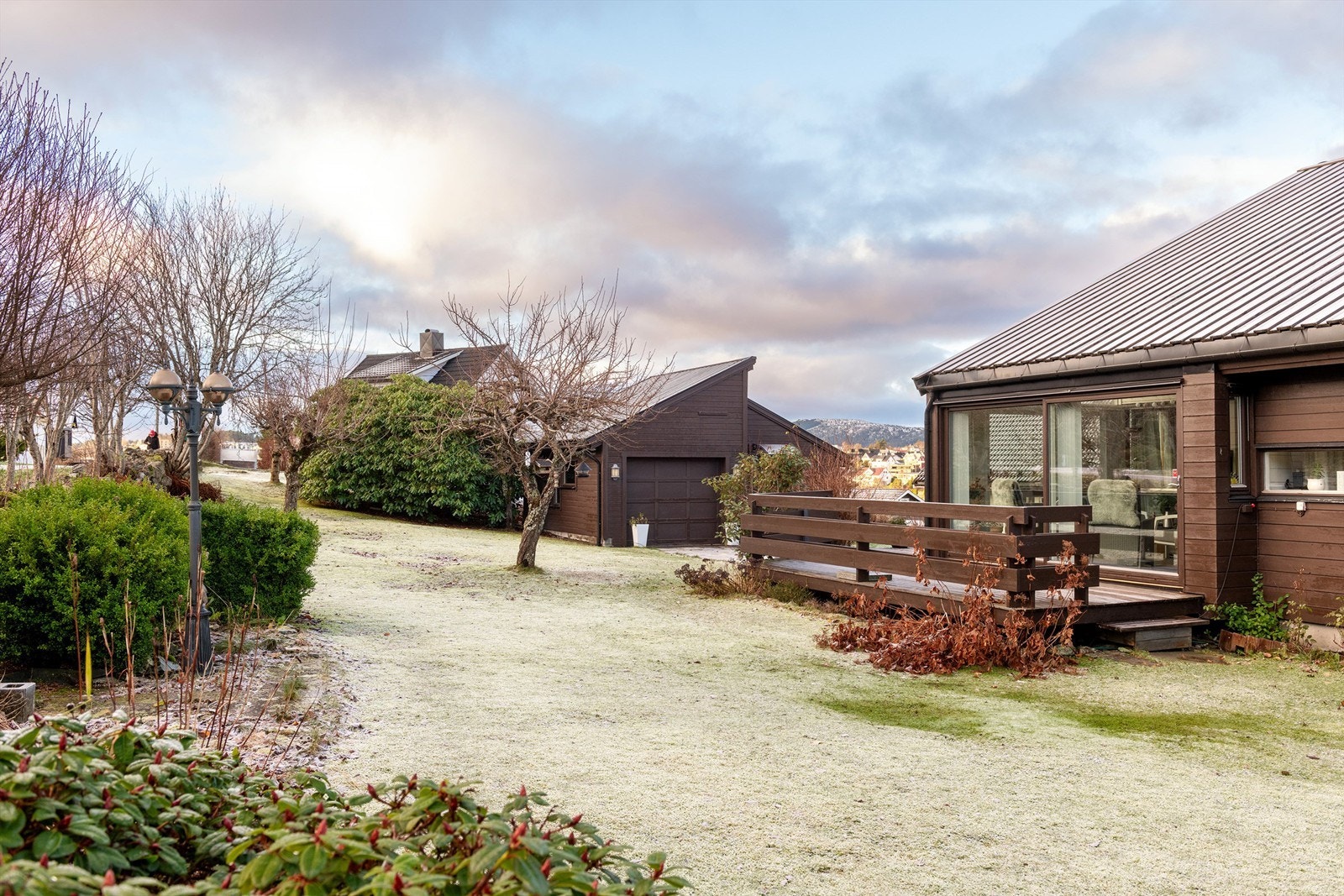 Fasade og hage mot syd Galleribilde