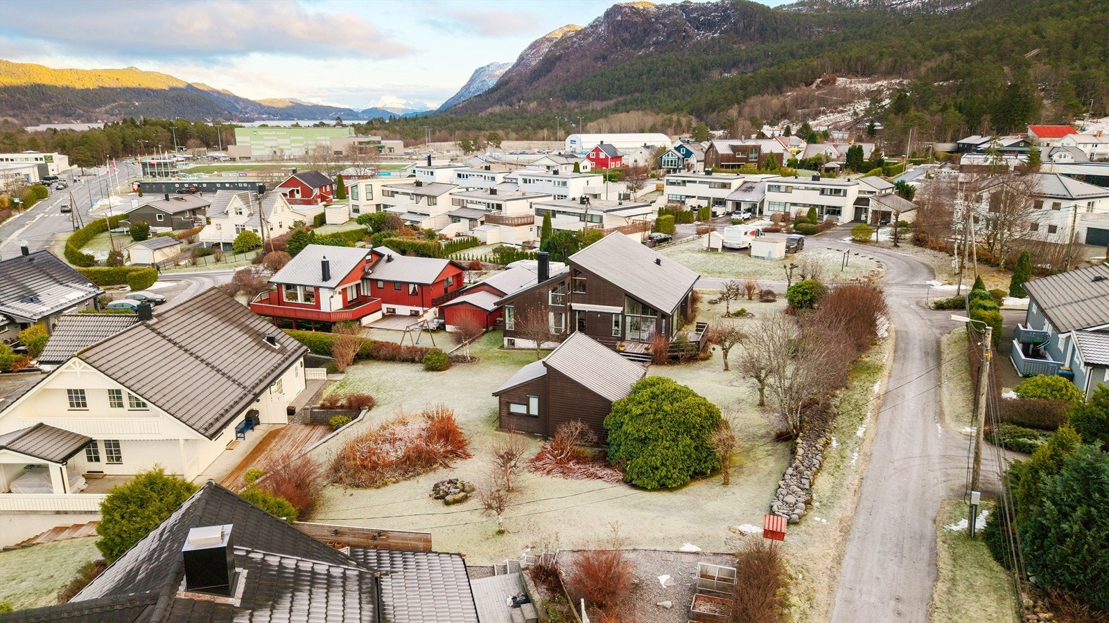 Eiendommen ligger i et etablert boligfelt og uten gjennomgangstrafikk. Det er nærhet natur, skole, fritidstilbud og rikholdig servicetilbud både i Spjelkavika og handelssentrummet på Moa Galleribilde