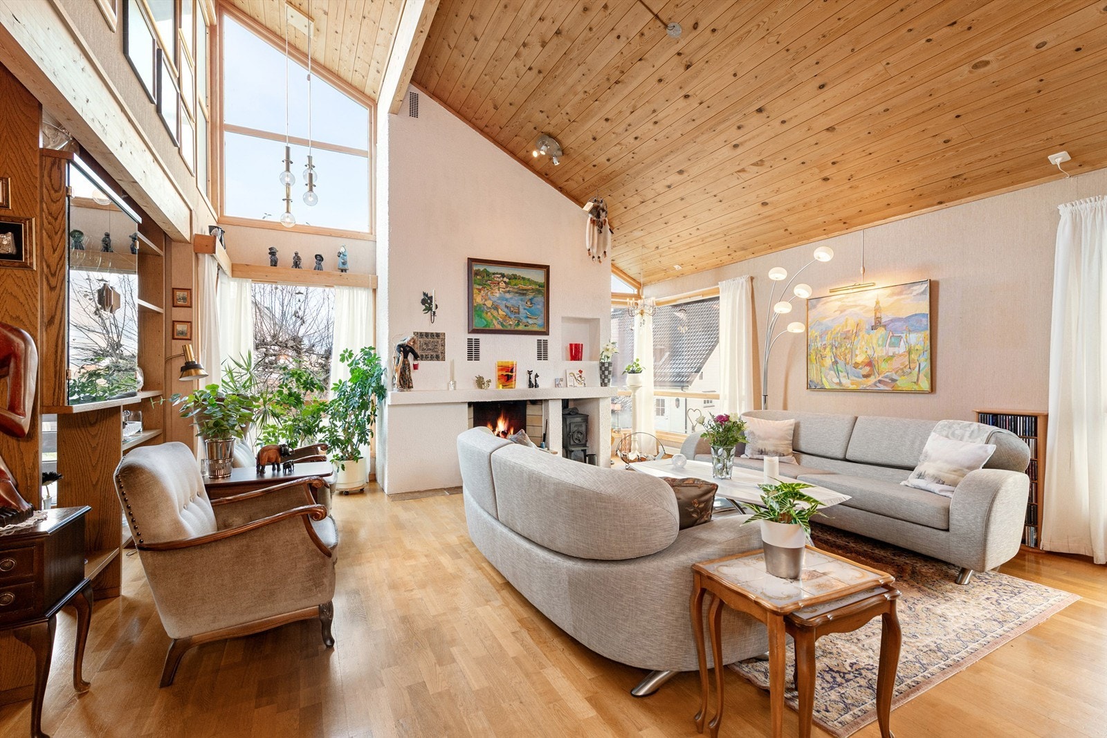 Deler av ene stuen med flott peis med elektrisk innsats samt vedovn Galleribilde