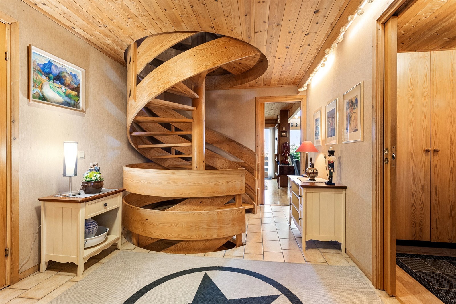 Gang/trapperom i 1. etasje Galleribilde