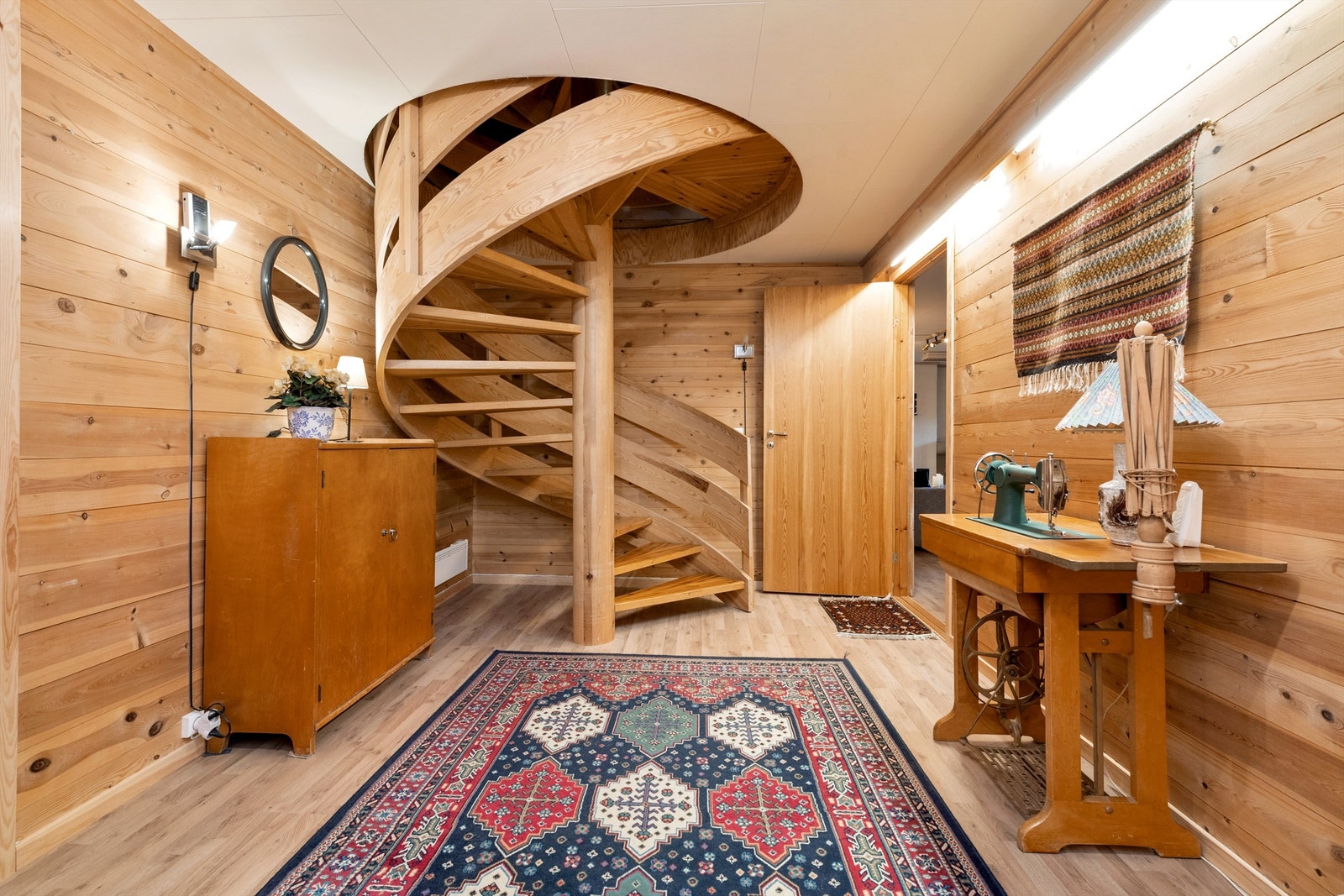 Gang/trapperom i underetasje Galleribilde