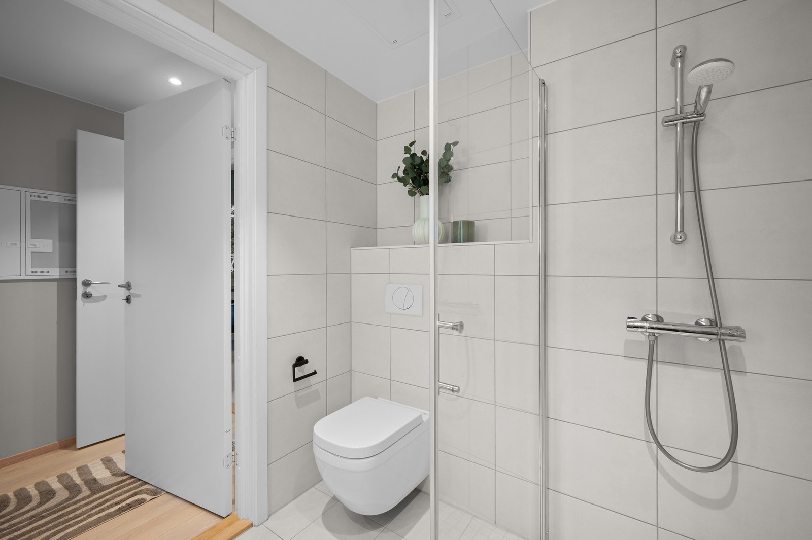 Delikat baderom med gulvvarme og opplegg for vaskemaskin og tørketrommel Galleribilde