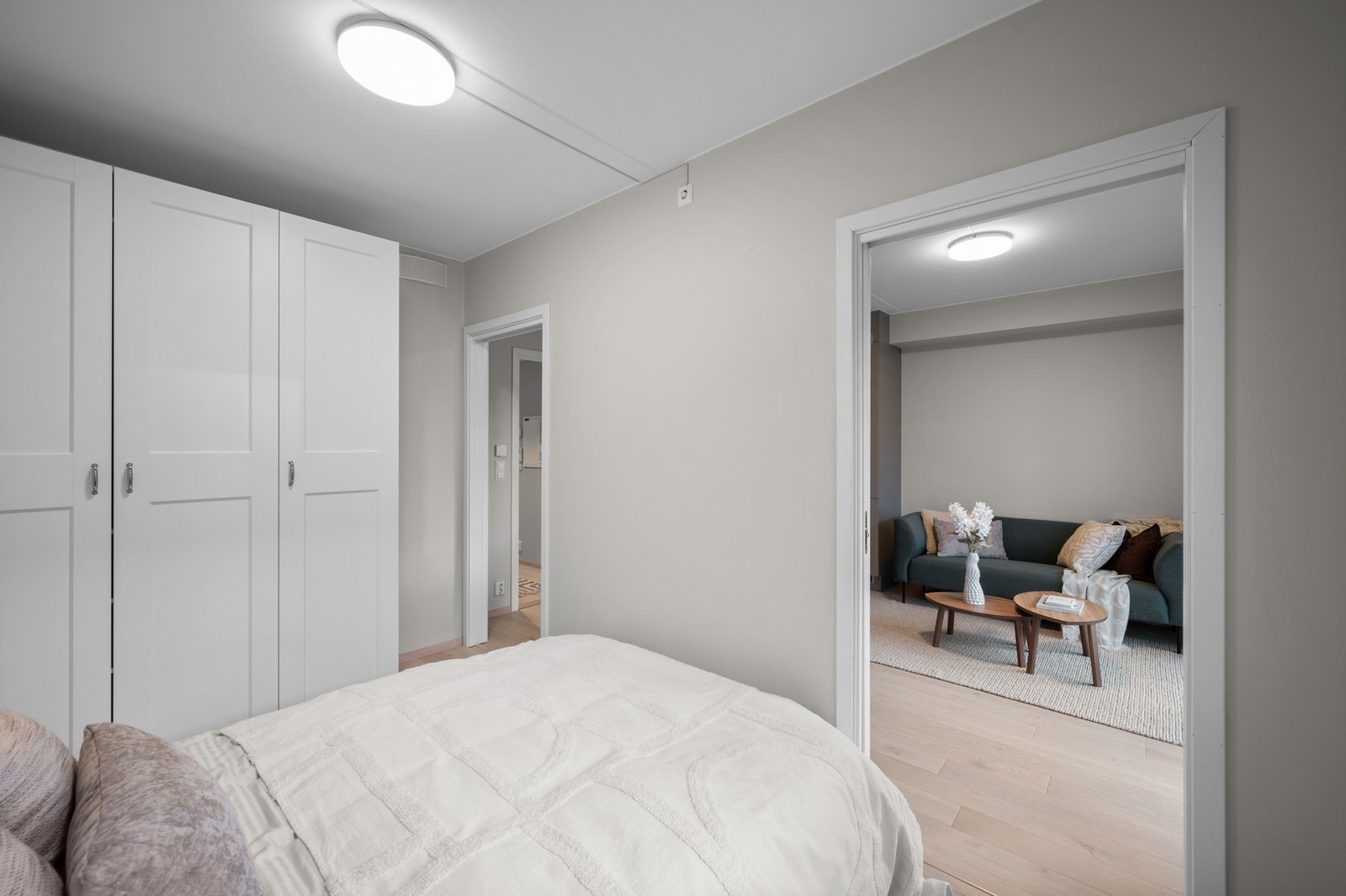 Soverom vendt mot rolige omgivelser. God plass til dobbeltseng og garderobeløsning Galleribilde