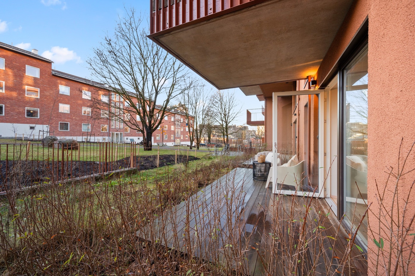 Stor og sydvendt markterrasse som vender mot hyggelige grøntarealer Galleribilde