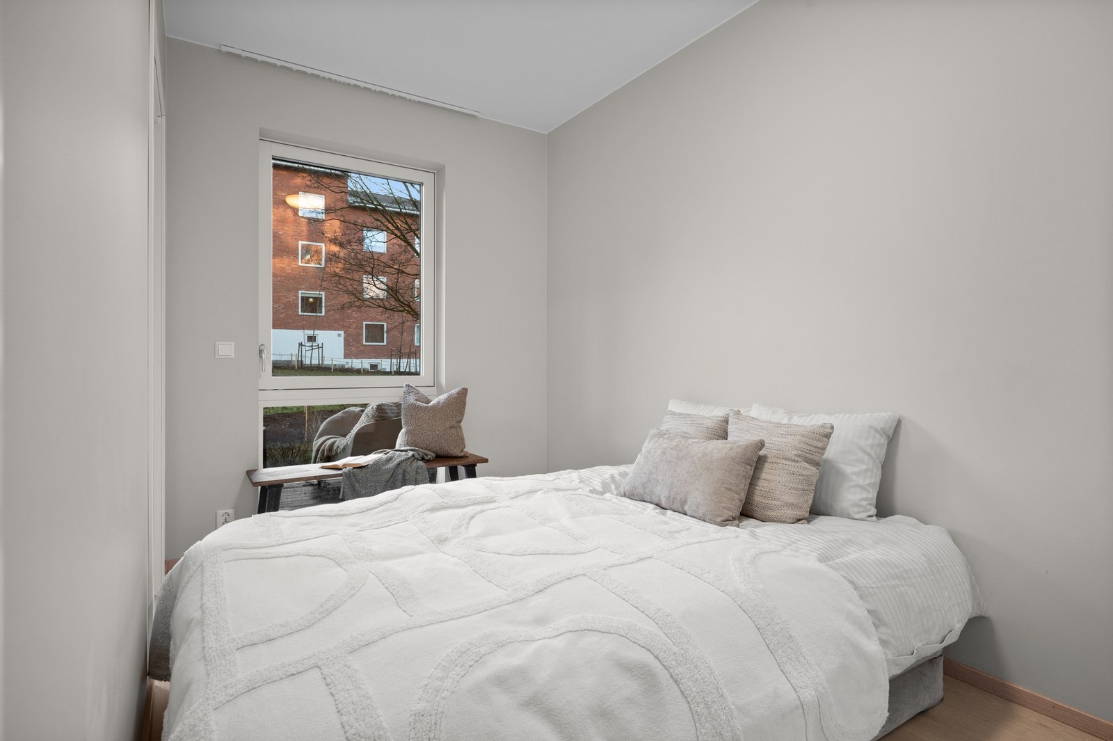 Soverom vendt mot rolige omgivelser. God plass til dobbeltseng og garderobeløsning Galleribilde