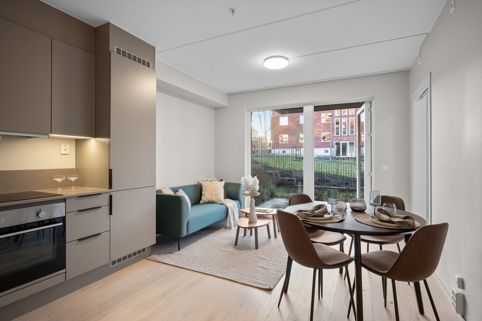 Store vindusflater som sørger for rikelig med naturlig lys Galleribilde