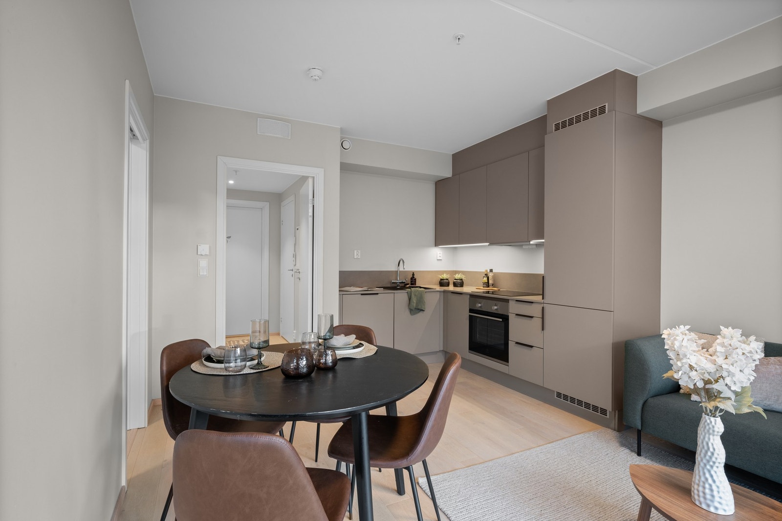 God plass til å møblere med både spisebord og sofagruppe Galleribilde