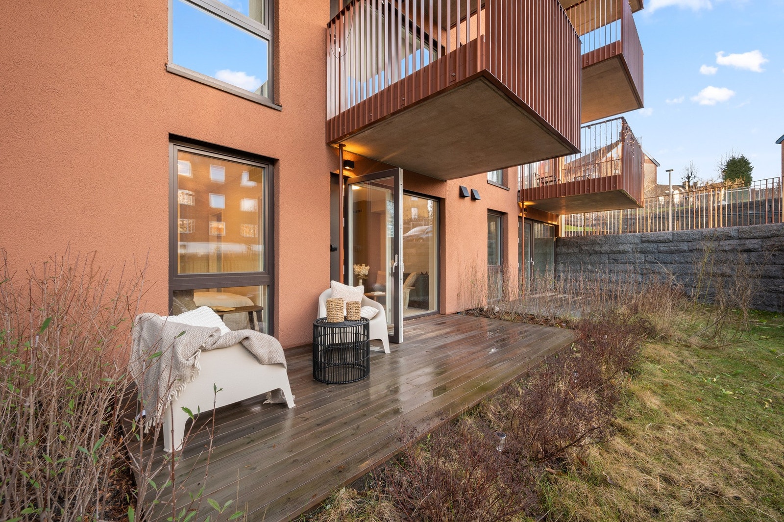 Stor og sydvendt markterrasse som vender mot hyggelige grøntarealer Galleribilde