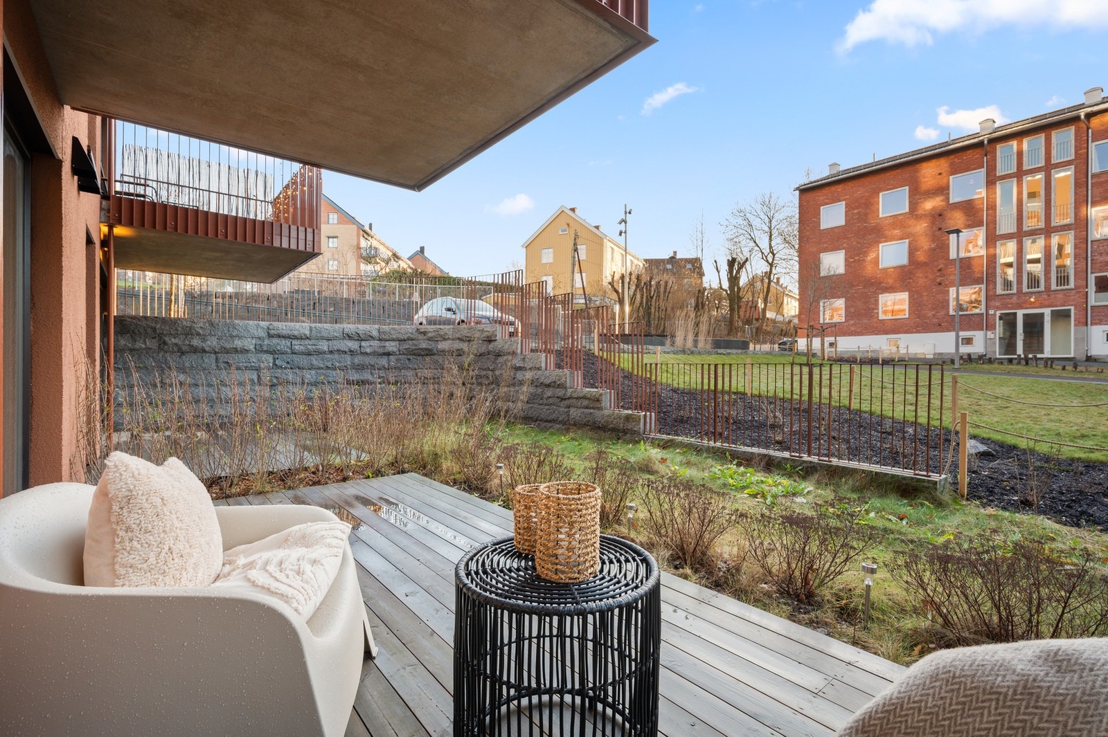 Stor og sydvendt markterrasse som vender mot hyggelige grøntarealer Galleribilde