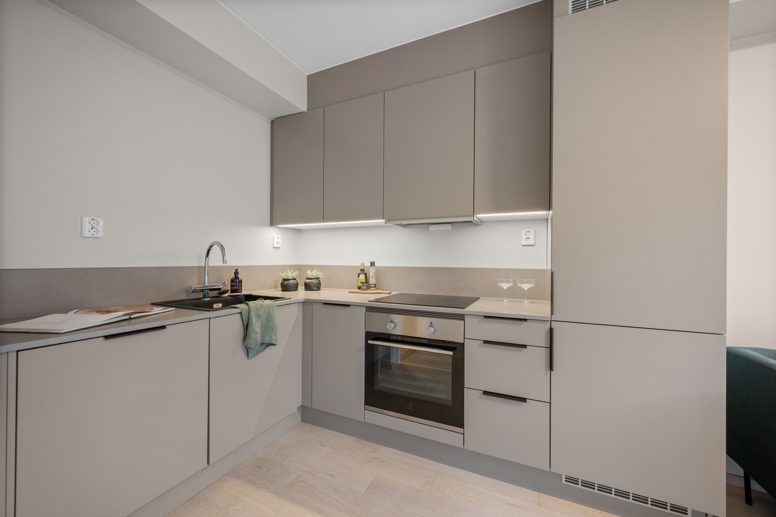 Lekkert kjøkken fra HTH med integrerte hvitevarer, samt god skap- og benkeplass Galleribilde