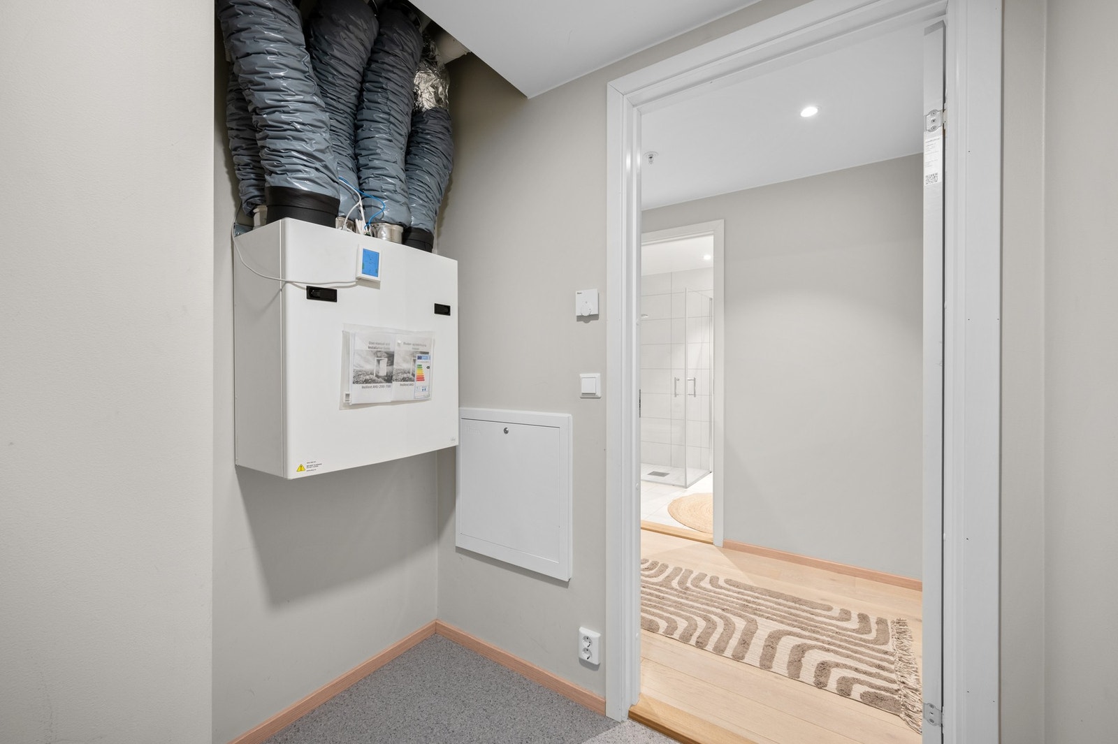 Stor og praktisk innvendig bod i entréen Galleribilde