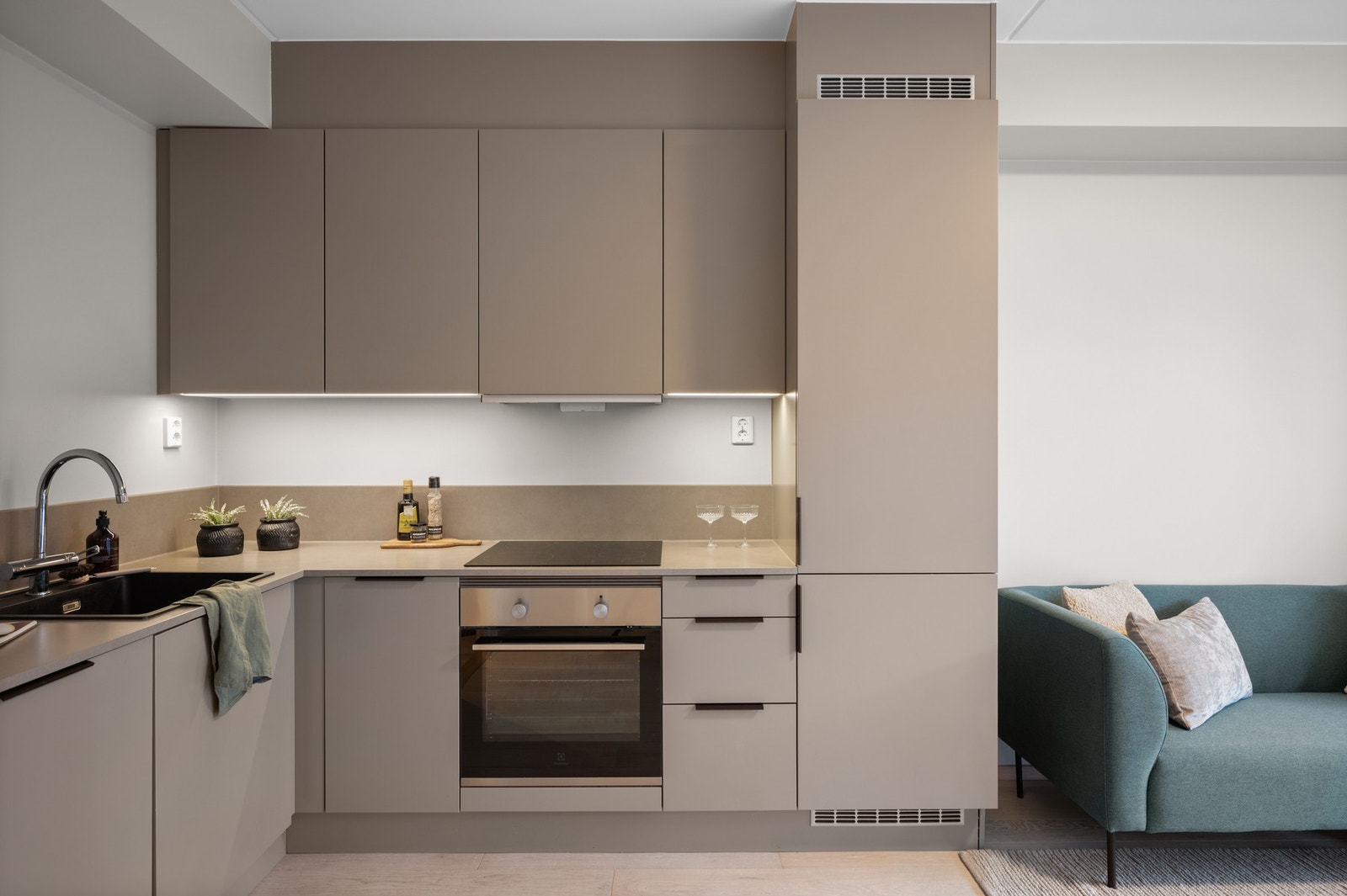 Lekkert kjøkken fra HTH med integrerte hvitevarer, samt god skap- og benkeplass Galleribilde