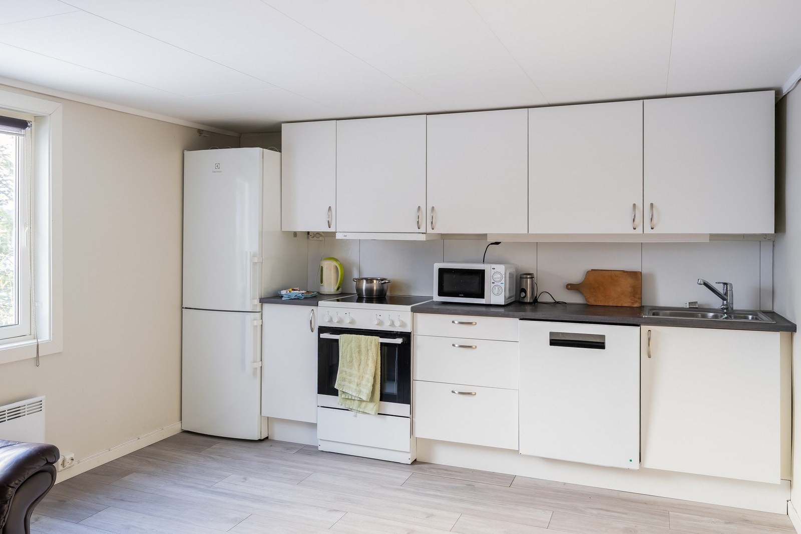 Stue og kjøkken i åpen løsning. Galleribilde