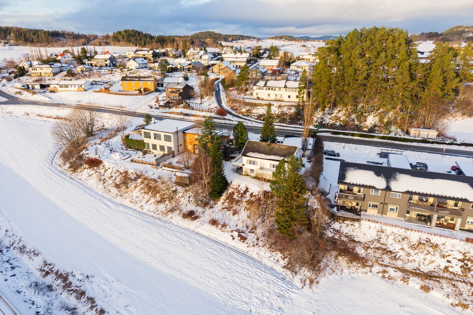 PrivatMegleren v/Torstein Nordby har gleden av å presentere Skatvalsvegen 233A. En spennende eiendom med mange muligheter! Galleribilde