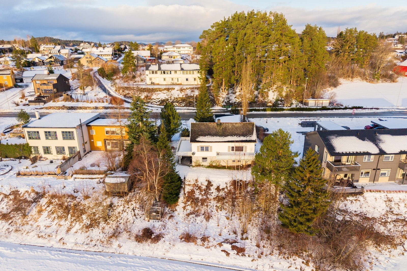 Boligen ligger i et etablert og flott område på Skatval med leiligheter og eneboliger, og det er kort avstand til en rekke fasiliteter som dagligvarebutikk, togstasjon, barnehage, barneskole, lekeplasser og idrettsanlegg. Galleribilde