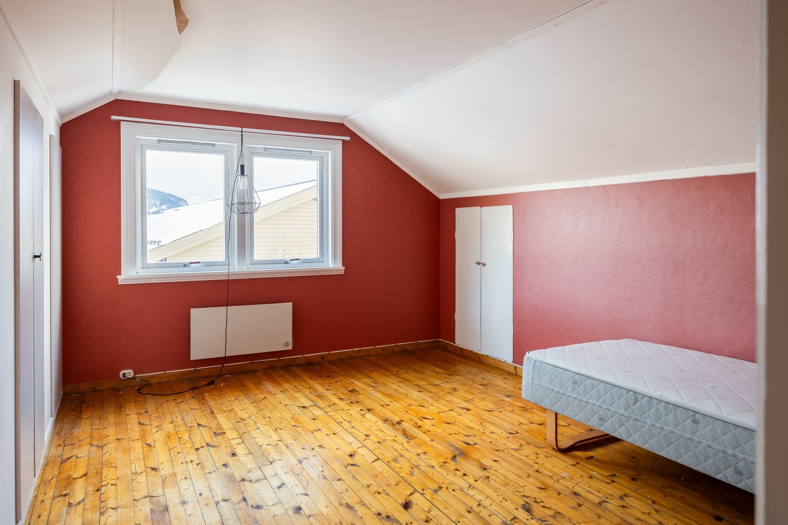 I 2. etasjen/loftet så finner man 2 store soverom på hele 24 og 16 kvm. Galleribilde