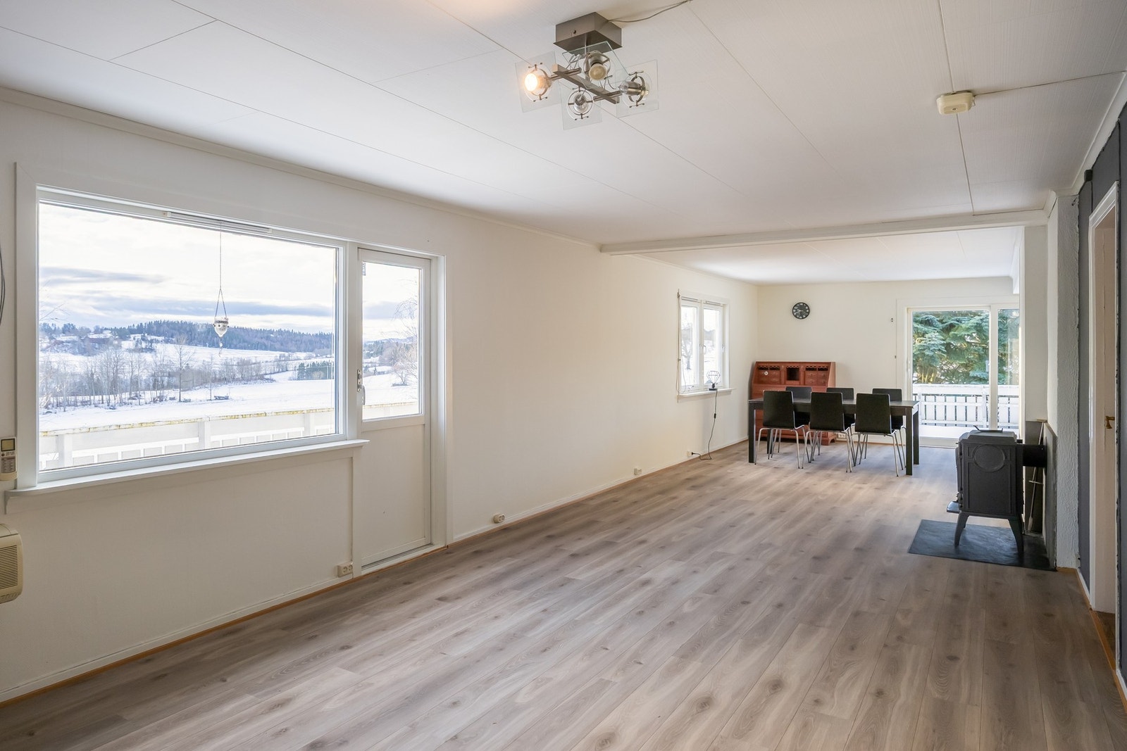 Hovedetasje har stor stue- og kjøkkendel, med vinduer mot utsikten i sør. I tillegg har man soverom, bad og ekstra gjeste-wc. Galleribilde