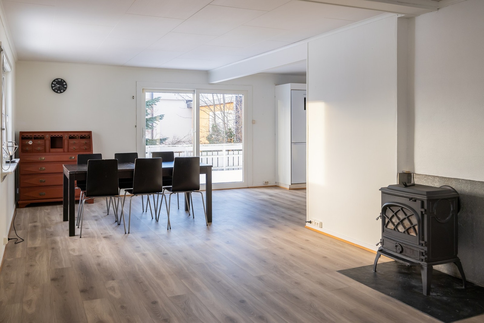 Vedovn og varmepumpe i stuen. Galleribilde