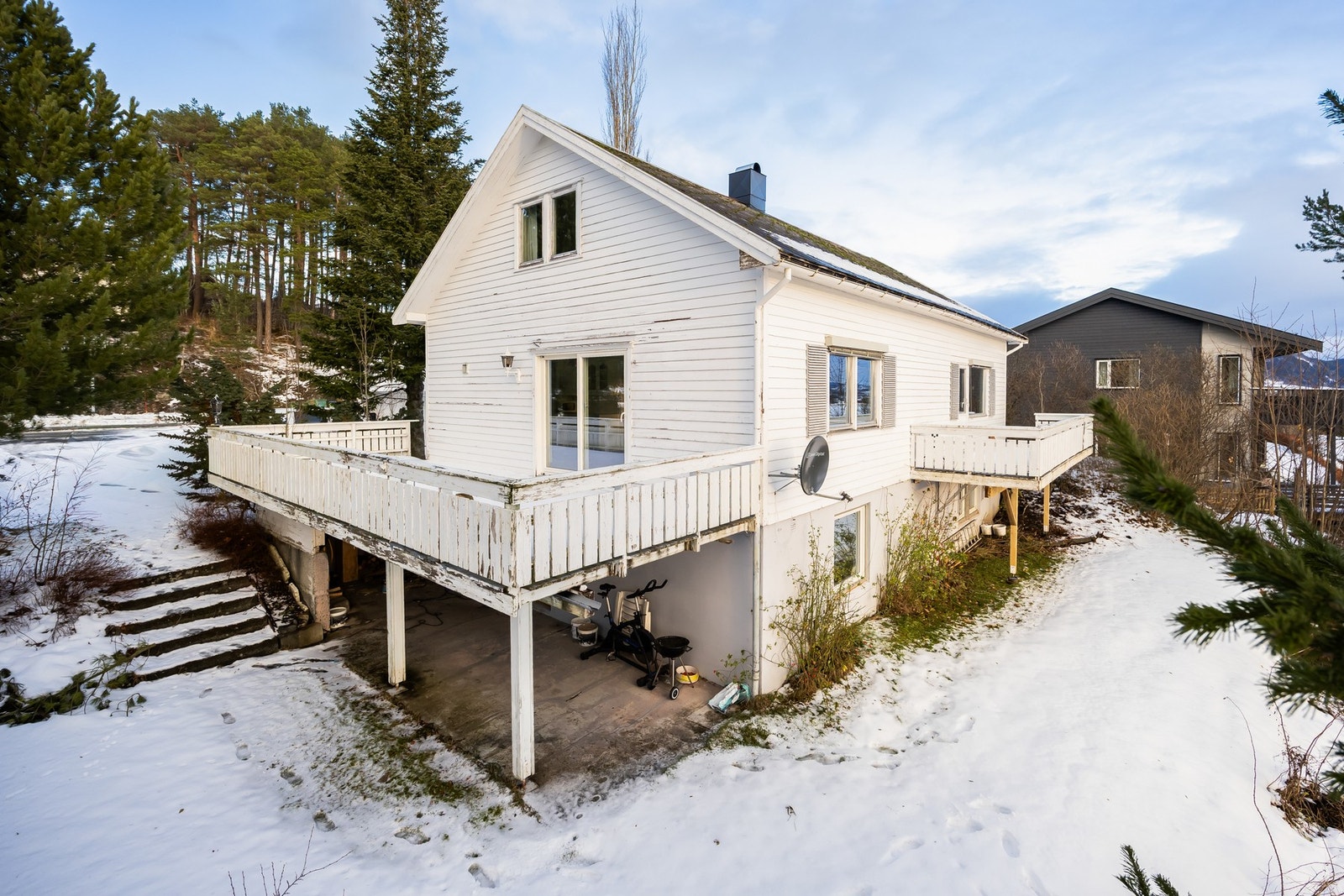 Huset har utleiedel i sokkel som er oppusset. Hoveddel står ubebodd idag, og står klar for å få ut sitt potensial. Galleribilde