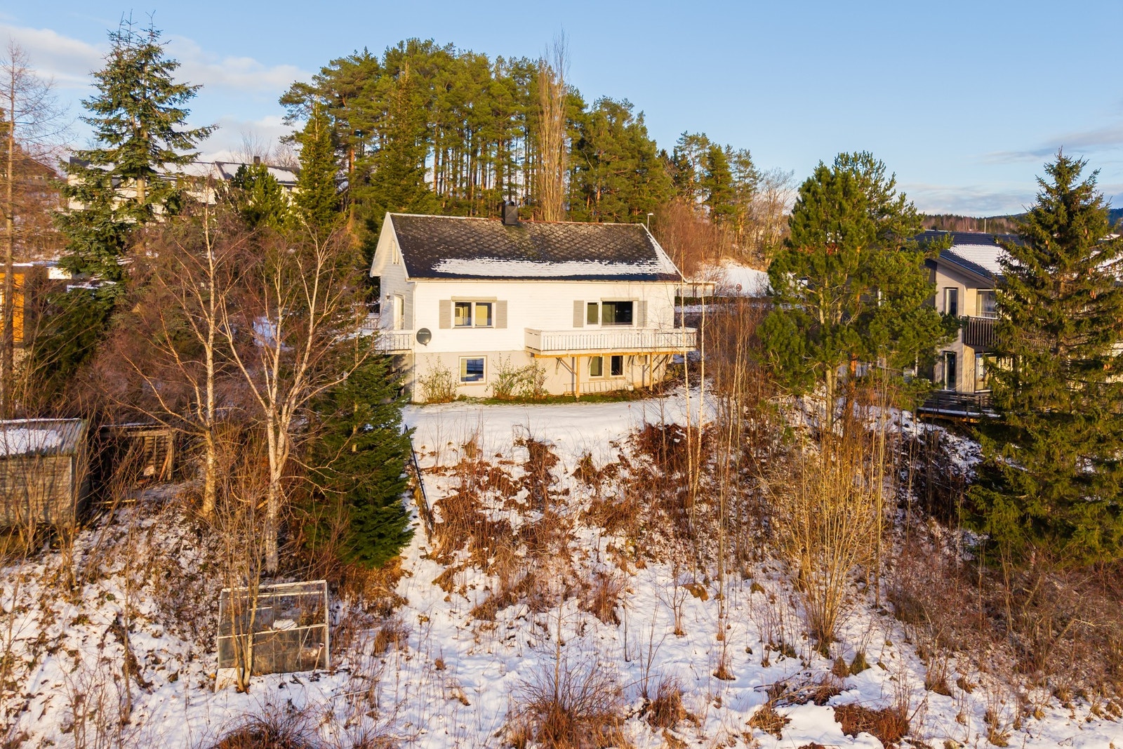 Det er ca. 10 minutter med bil til Stjørdal Sentrum, 12 minutter til Trondheim Lufthavn Værnes, 42 minutter til Trondheim og 50 minutter til Meråker. Galleribilde