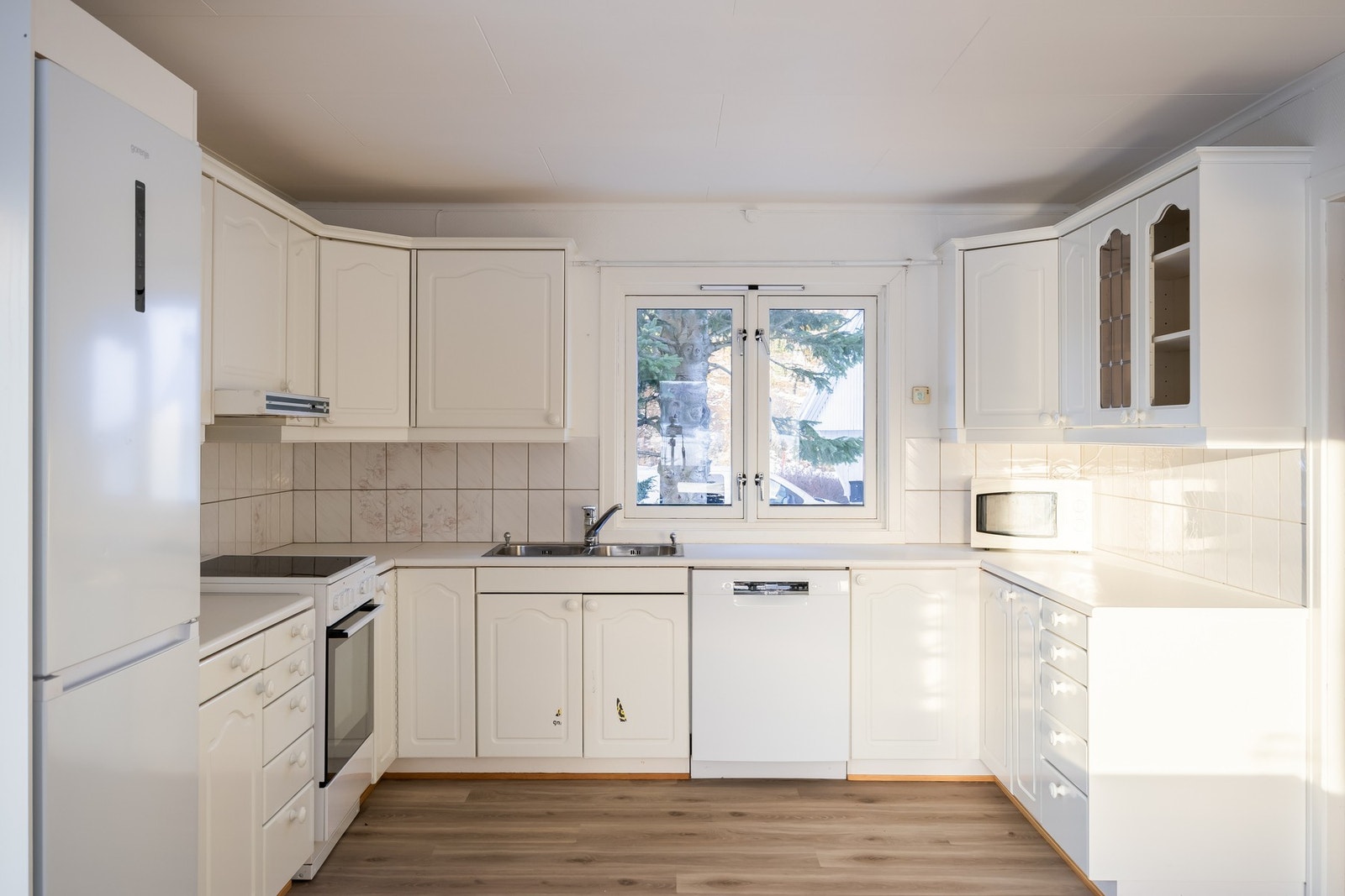 Kjøkken ligger fint til i eget hjørne med åpen løsning til spisestuedel. Ved evt. oppussing av kjøkken ville det passet perfekt med en stor kjøkkenøy mot spisestue. Galleribilde