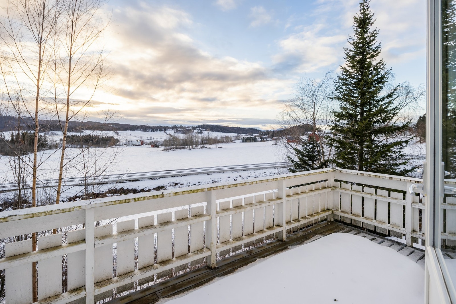 Utgang til 2 verandaer fra stuen og spisestuen. Galleribilde
