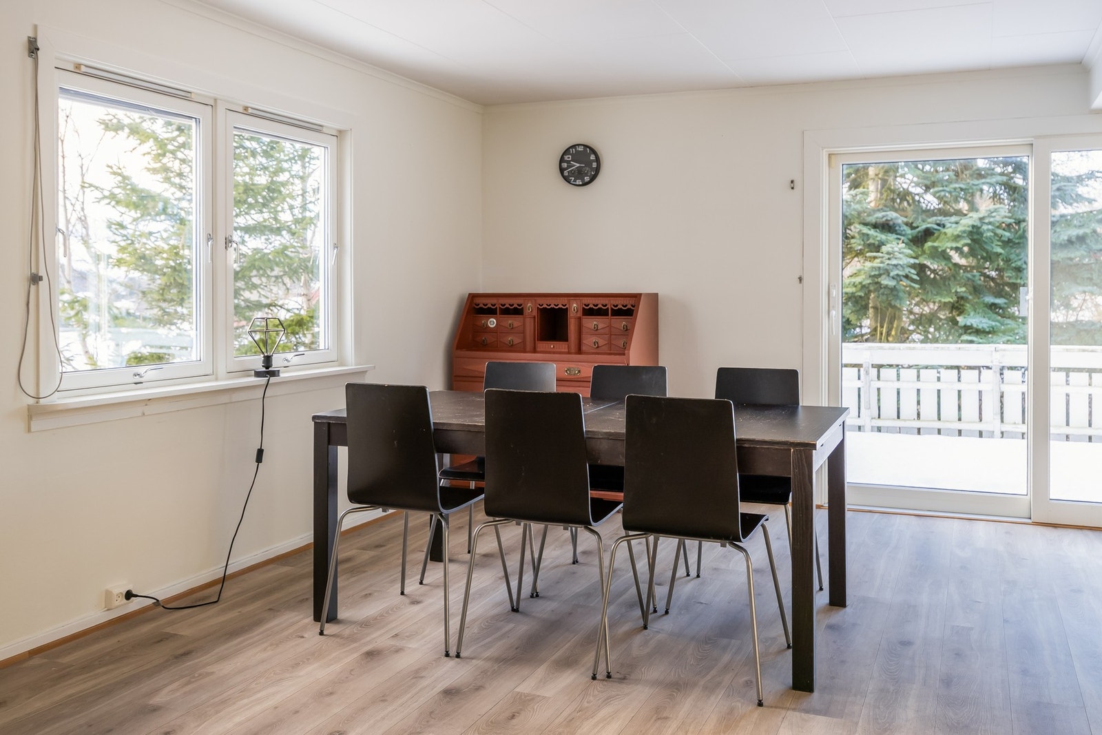 God plass for spisestue. Deler av hovedetasje er oppusset i nyere tid, med gulv, skyvedør til veranda, noen vinduer samt bad. Galleribilde