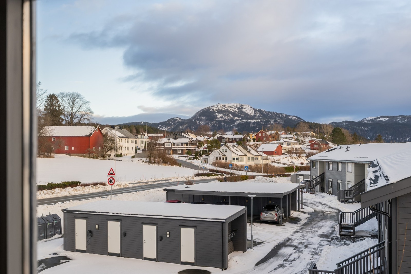 På Skatval har man flotte idrettsanlegg som Klempen og Framnes Stadion og fine turstier i nærområdet. Dette er populære stier for jogging og om vinteren blir det preparert en flott lysløype på ca. 5 km i Klempen. Galleribilde