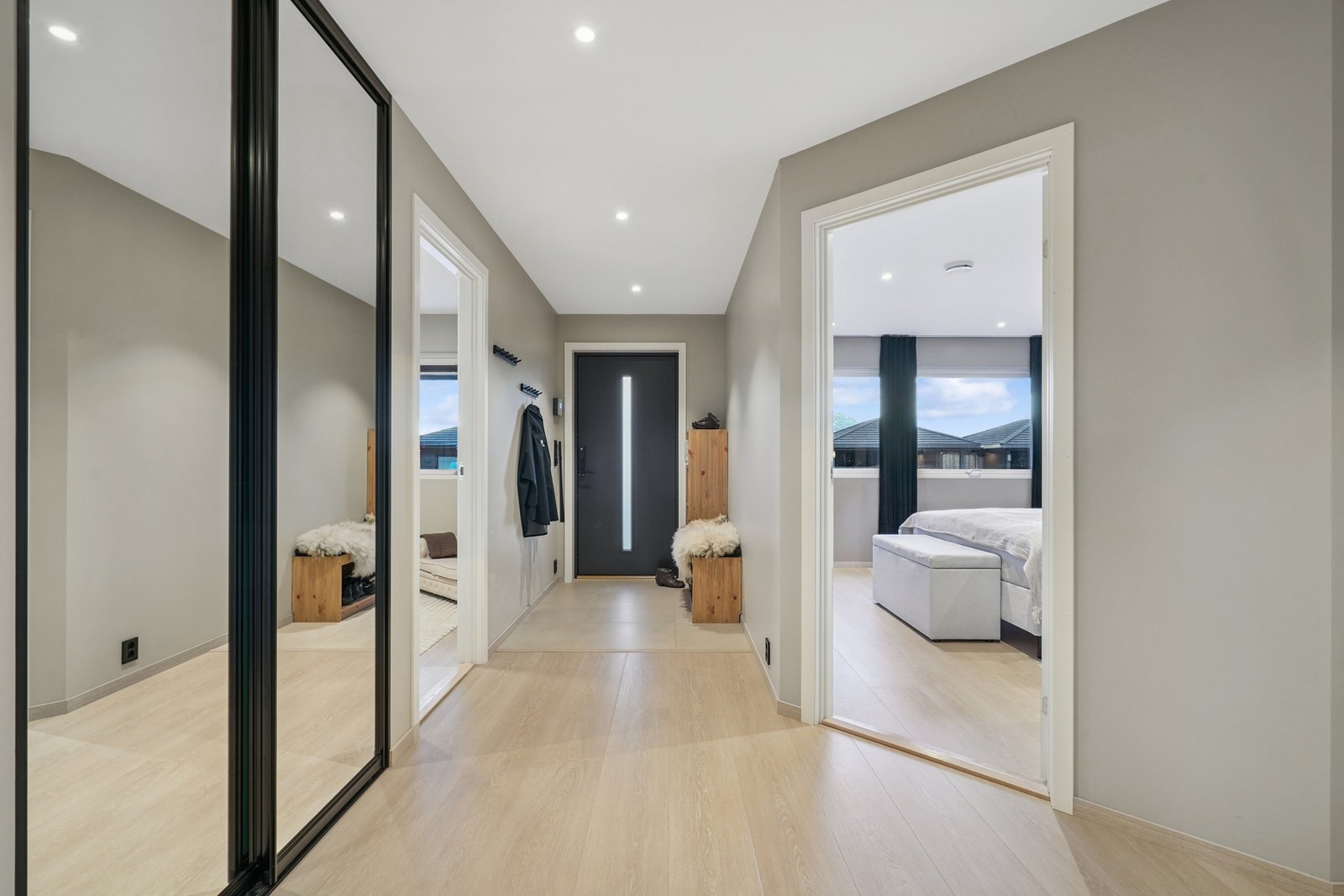 Gangen er romslig av seg og har god plass til av- og påkledningen i en travel hverdag. Sko og yttertøyet kan enkelt stues bort i skyvedørsgarderoben for en ryddig og oversiktlig tilkomst inn til boligen. Galleribilde