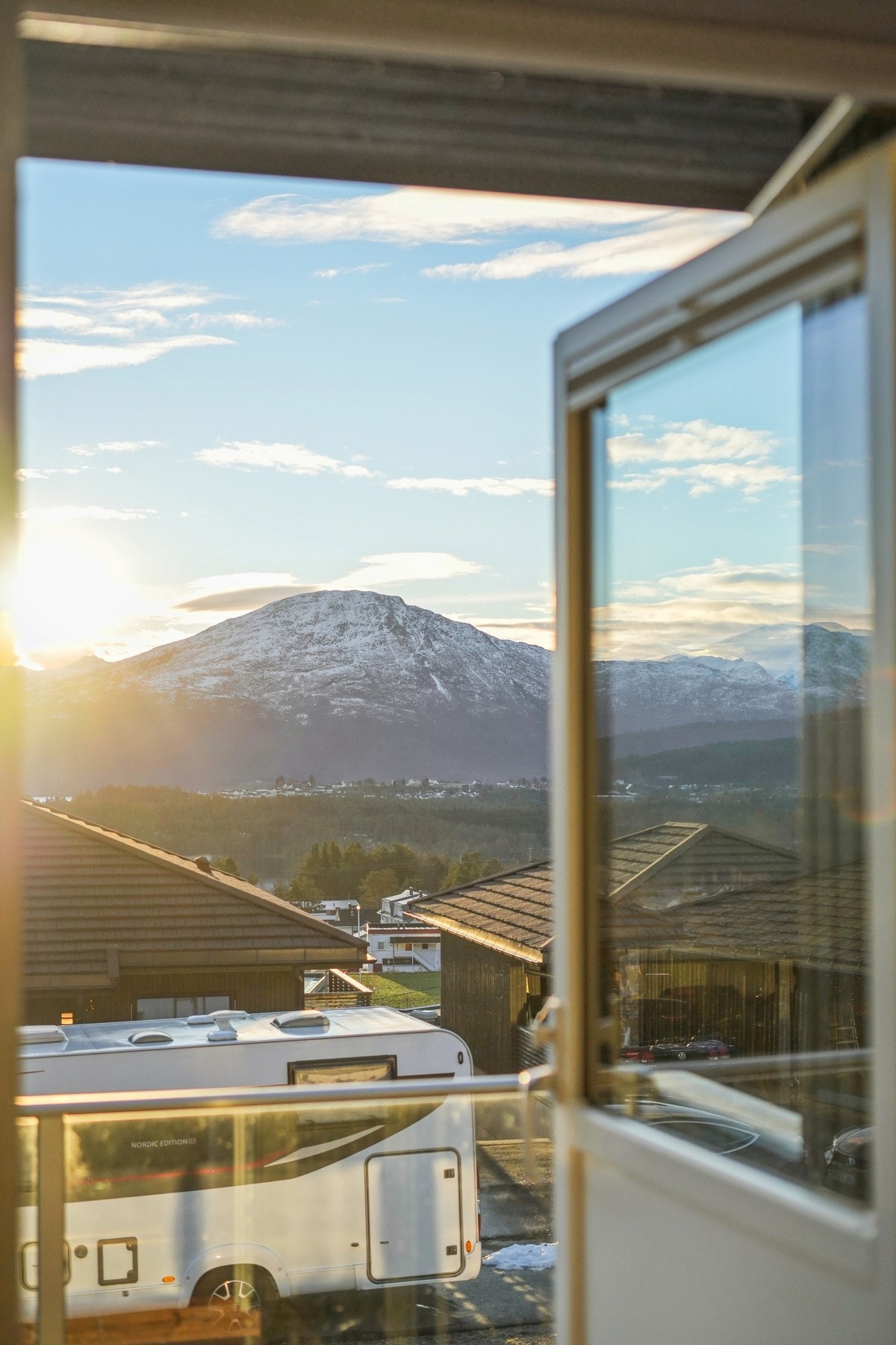 Fra kjøkkenet er det utgang til en sørvendt veranda - Galleribilde