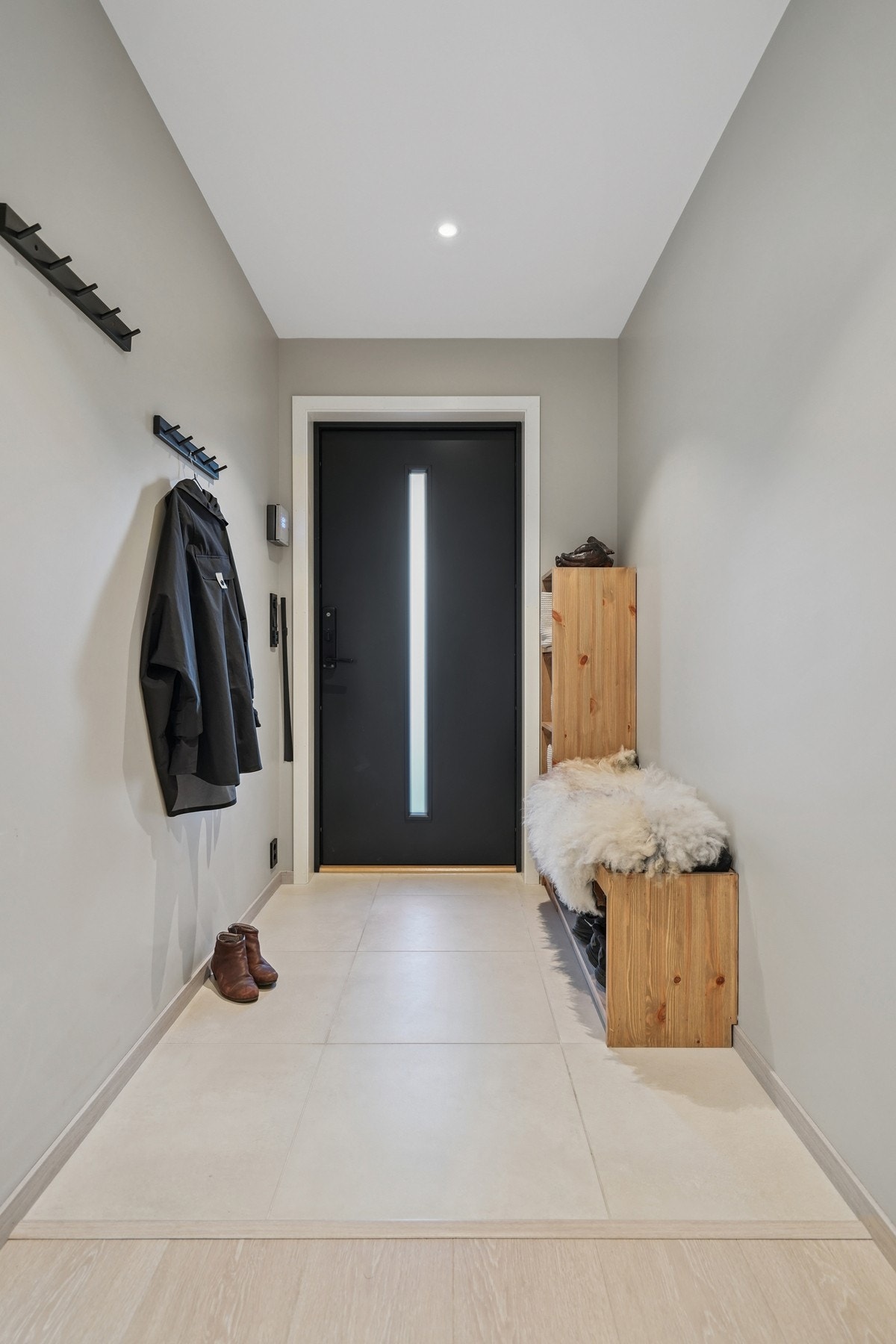 Entréen er flislagt og har elektriske varmekabler i gulvet. Galleribilde