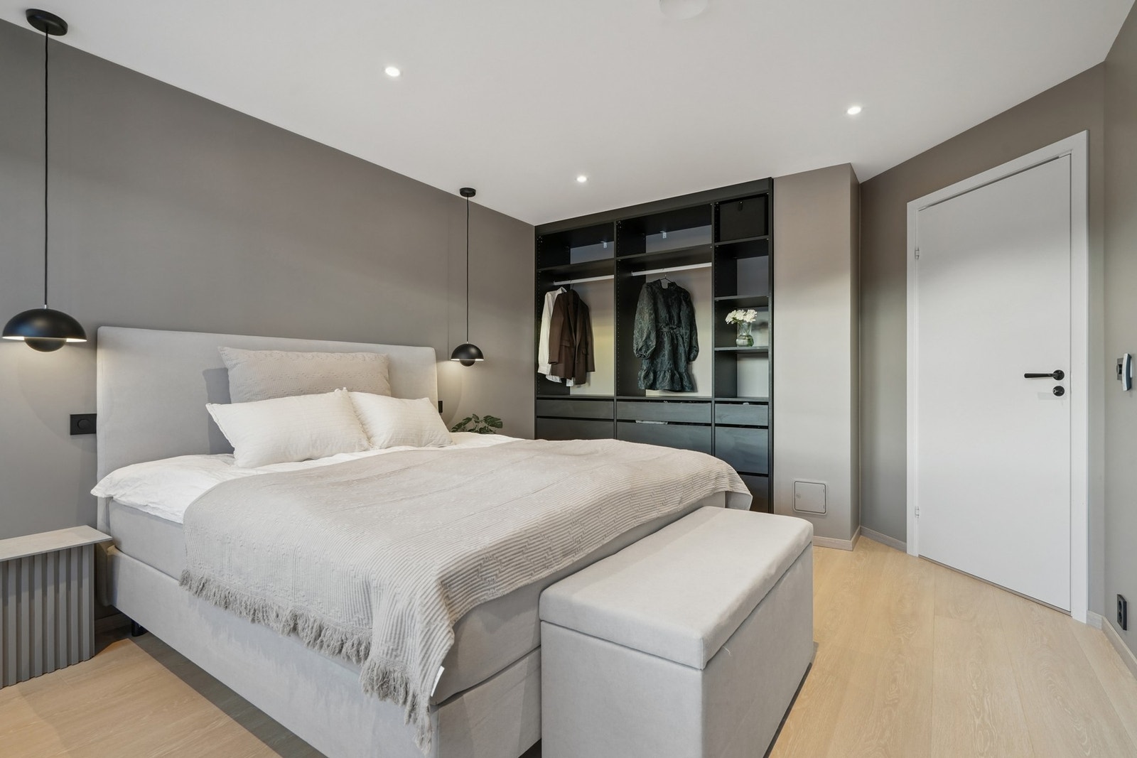 Det er godt med lagringsplass i medfølgende garderobeskap. Galleribilde