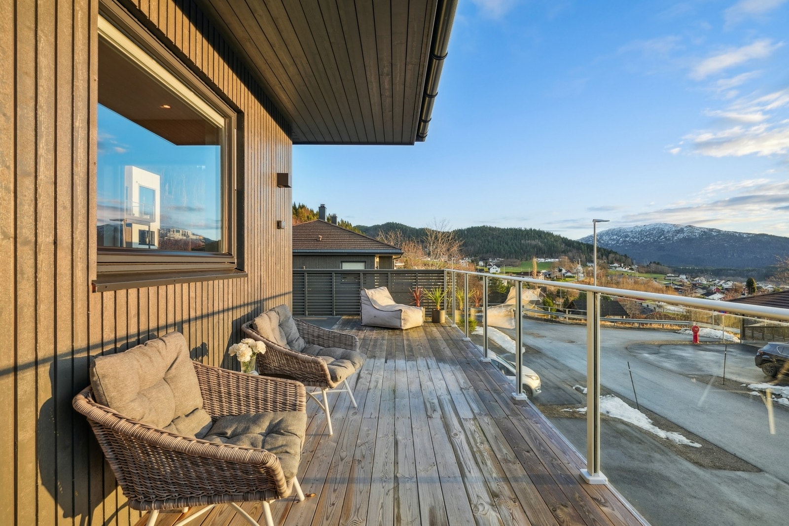 - som strekker seg videre rundt boligen mot øst. Galleribilde