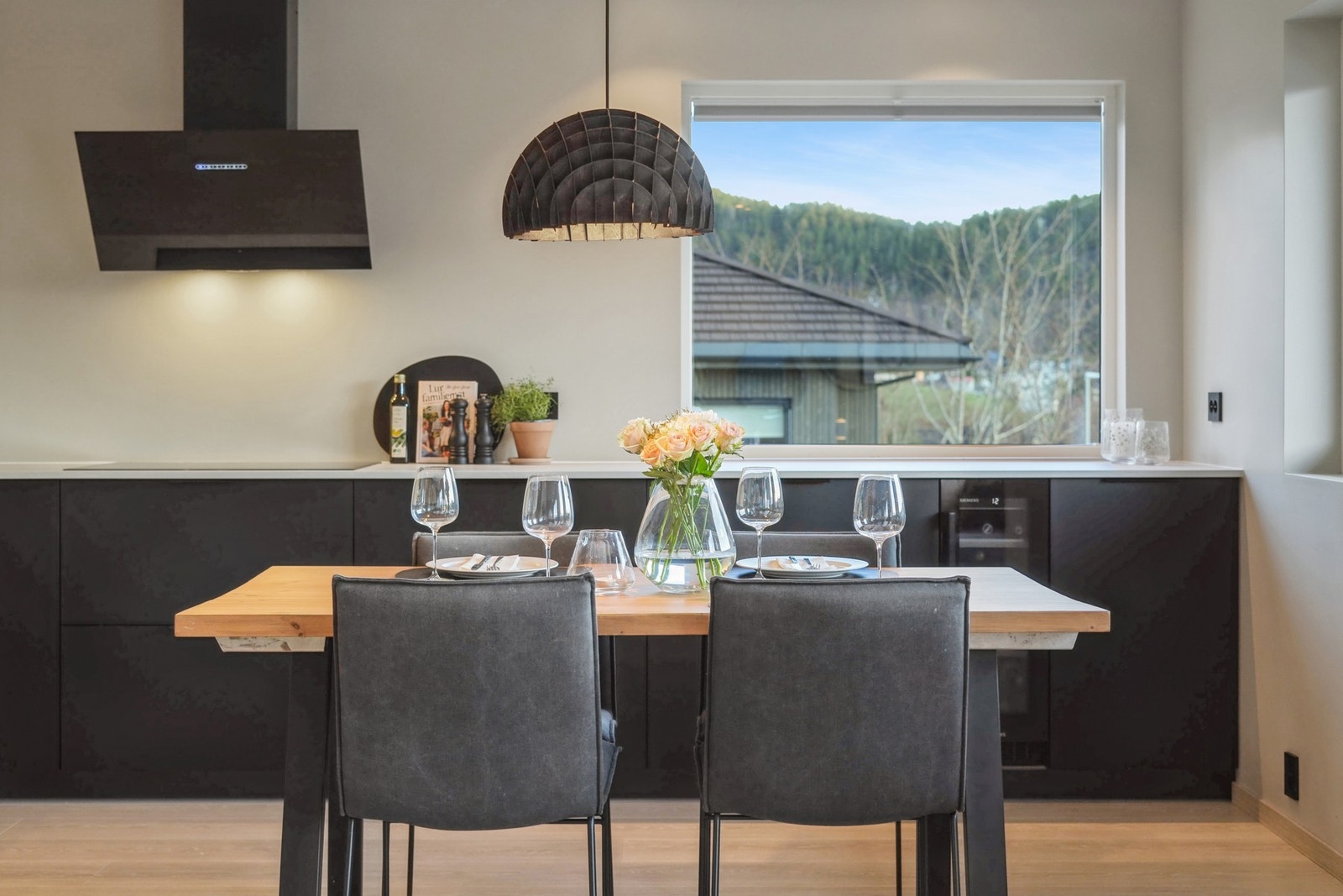 Over kokesonen er det kjøkkenventilator med avtrekk via balansert anlegg. Galleribilde