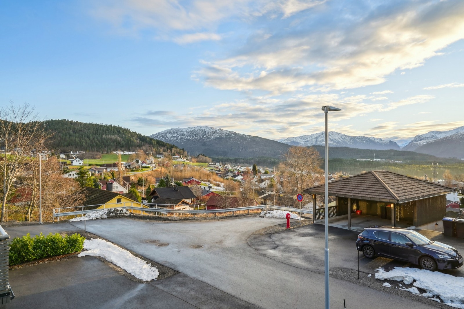 Fra verandaen vil du ha full oversikt utover Skodje, ditt nye nabolag og de omkringliggende fjellene. Galleribilde