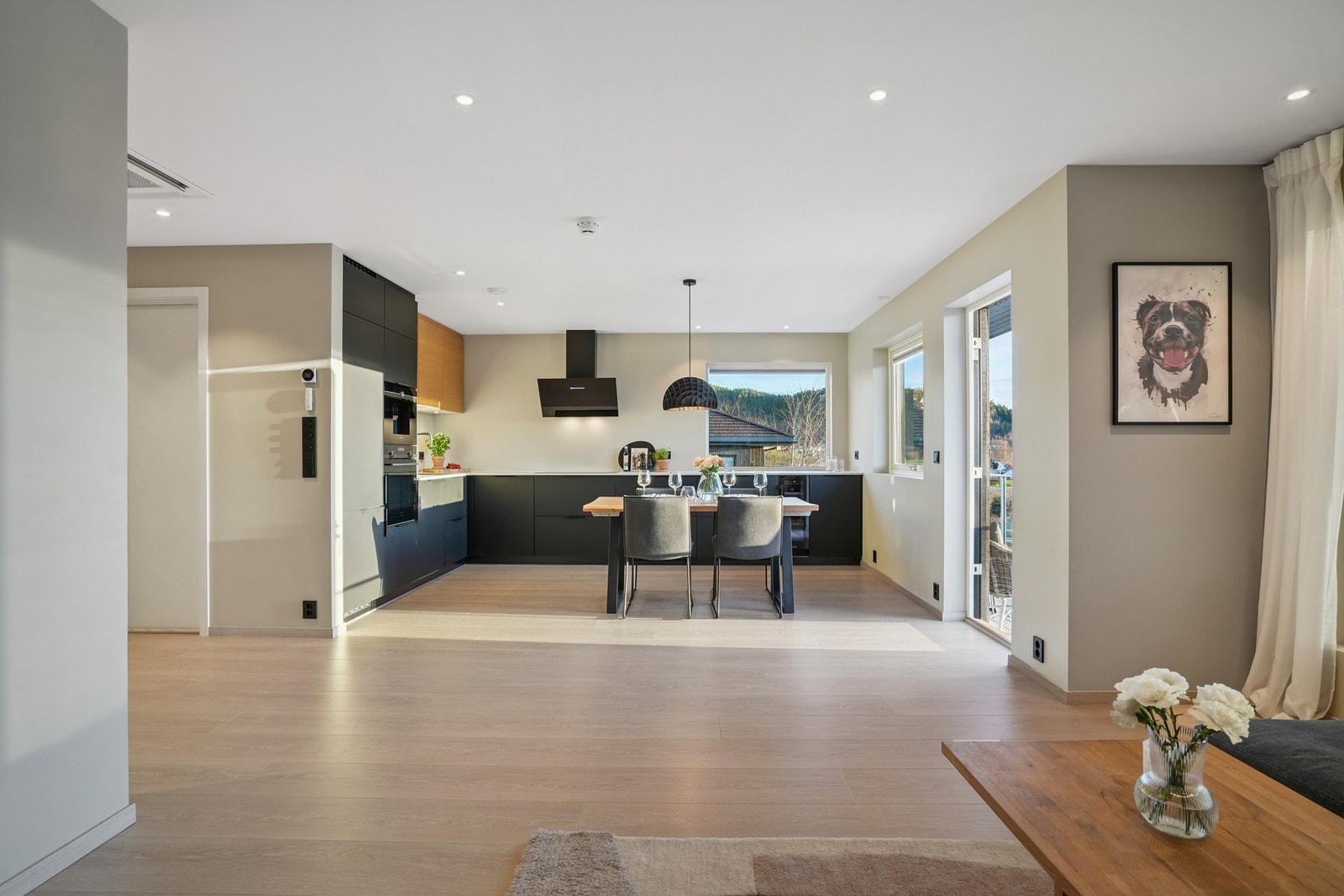 Dette er en meget flott halvpart av tomannsbolig fra 2023 med attraktiv beliggenhet i et trivelig og solrikt boligfelt nord for Skodje sentrum. Galleribilde