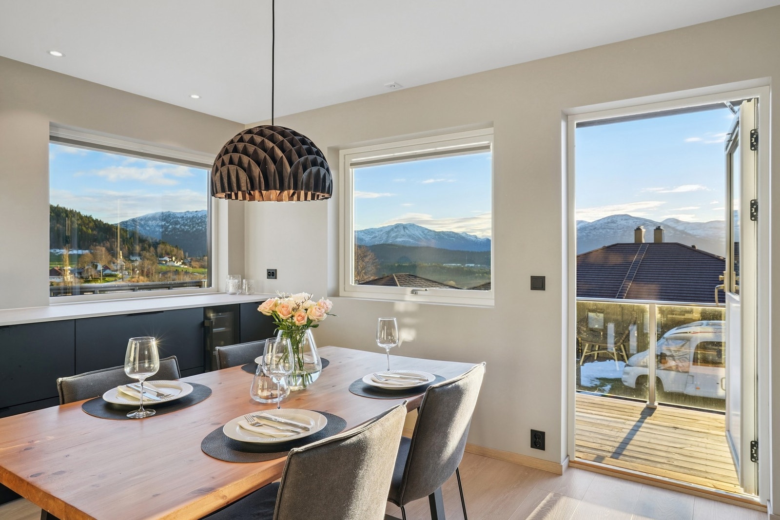 Kjøkkenet skaper et hyggelig samlingspunkt med god plass til familie og venner - her kan man nyte en storslått utsikt mot sydøst direkte fra middagsbordet. Galleribilde