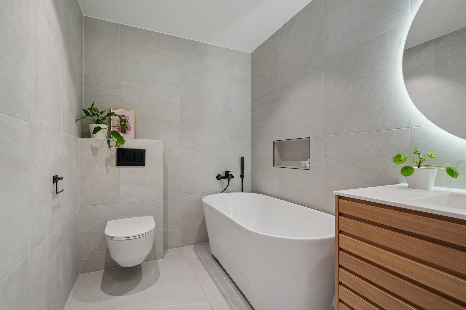 I 1.etasje har man et delikat velvære bad i samme lekre utførelse som over. Her er det 60x60 fliser på vegger og gulv, samt elektriske varmekabler i gulvet. Galleribilde