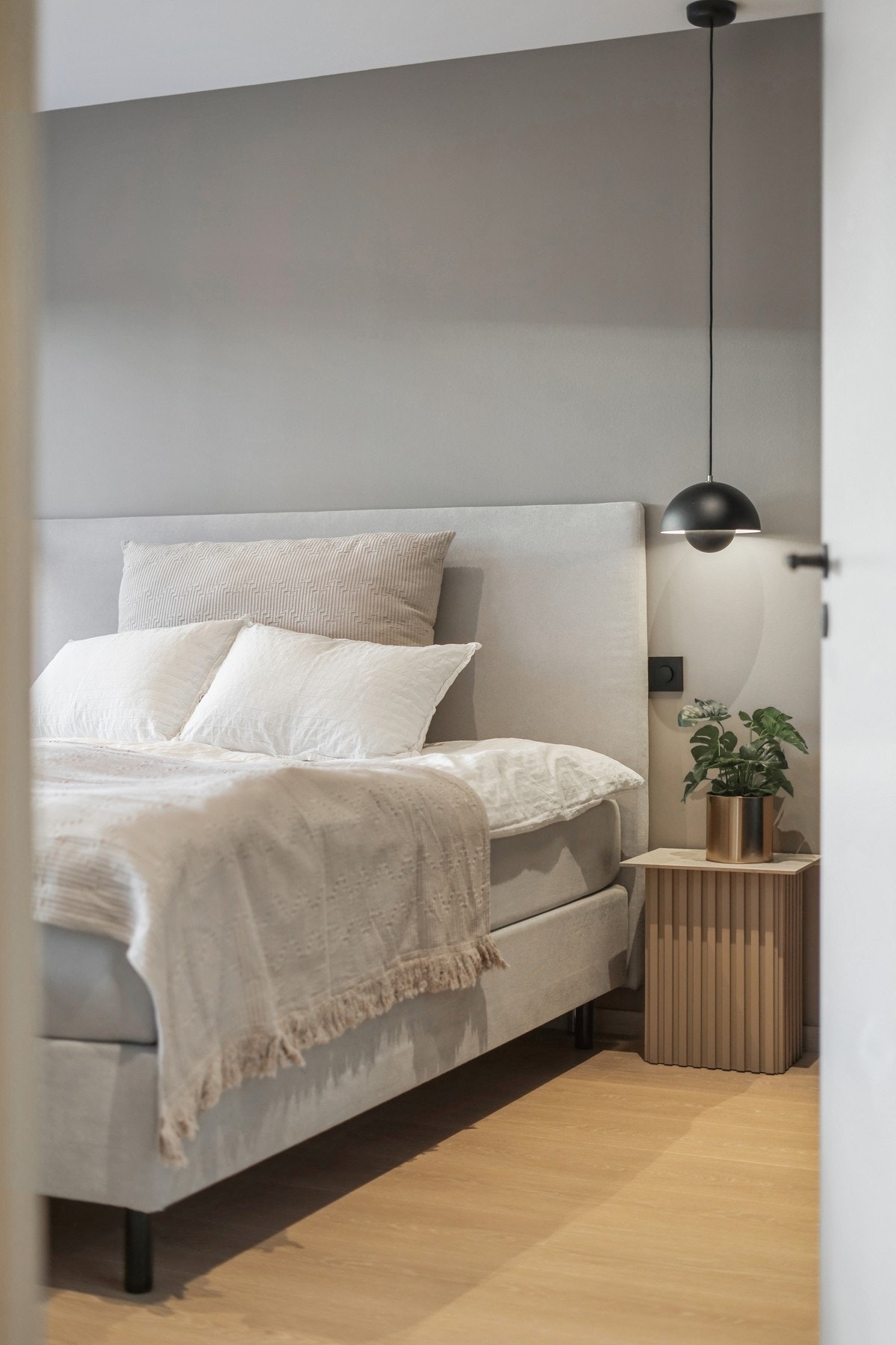 Hovedsoverommet oppleves lunt og behagelig i ført duse fargetoner og mye naturlig lys. Galleribilde