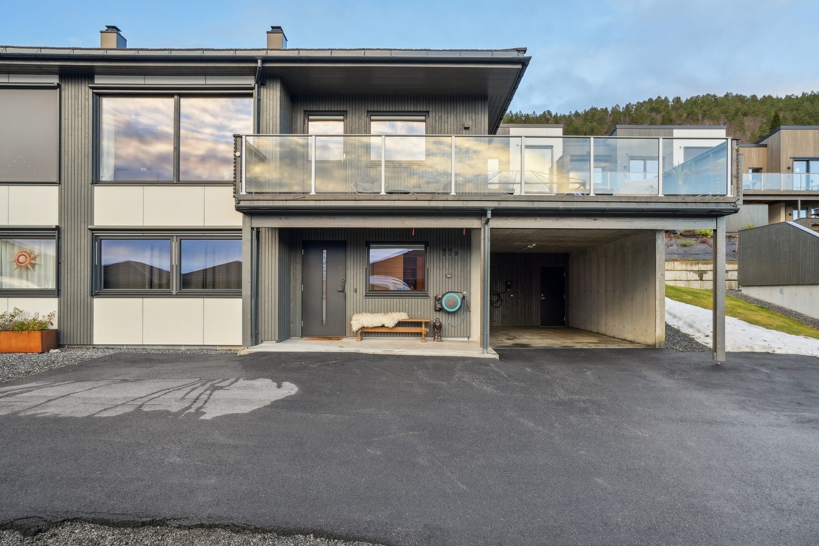 Inngangspartiet er overbygd og har vannutkaster på yttervegg mot sør. Galleribilde