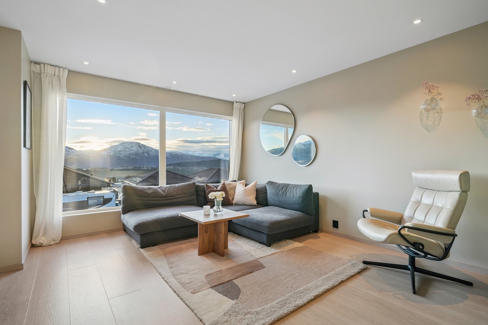 Et av boligens høydepunkter er den vakre utsikten utover Skodjevika og de mektige Sunnmørsalper - denne blir godt bevart gjennom de store vindusflatene som i tillegg bidrar til et fantastisk lysinnslipp. Galleribilde