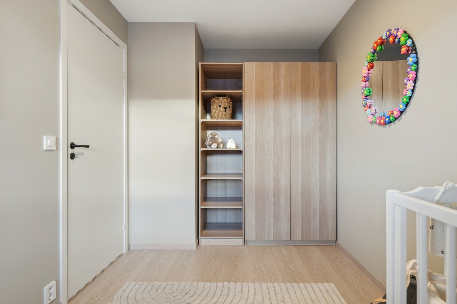 Også dette soverommet er utstyrt med et praktisk garderobeskap med god lagring. Galleribilde