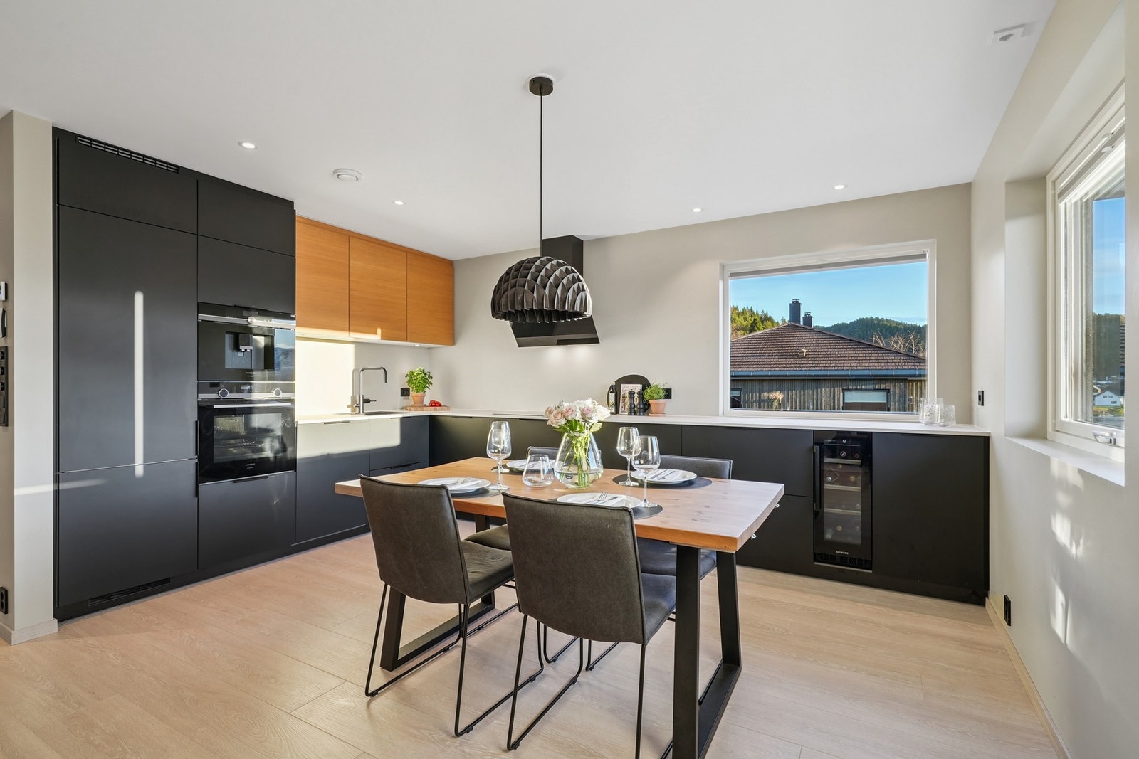 Boligen har et meget smakfullt kjøkken fra Kvik med en moderne utforming og rikelig med skap- og skuffeplass, samt gode overflater til matlagingen. Galleribilde